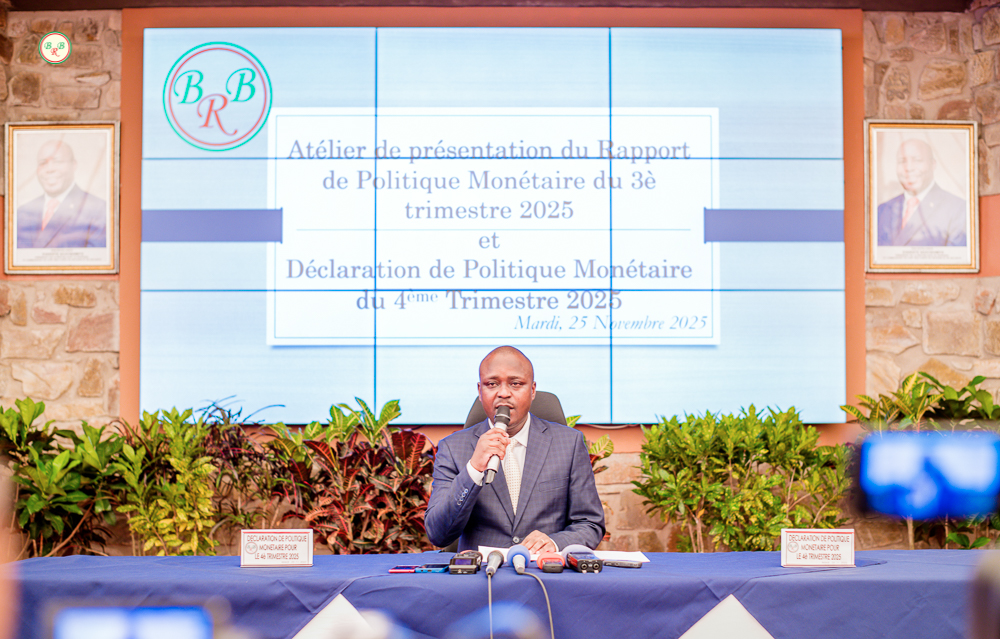 Gouverneur en train de faire la Déclaration de la Politique monétaire